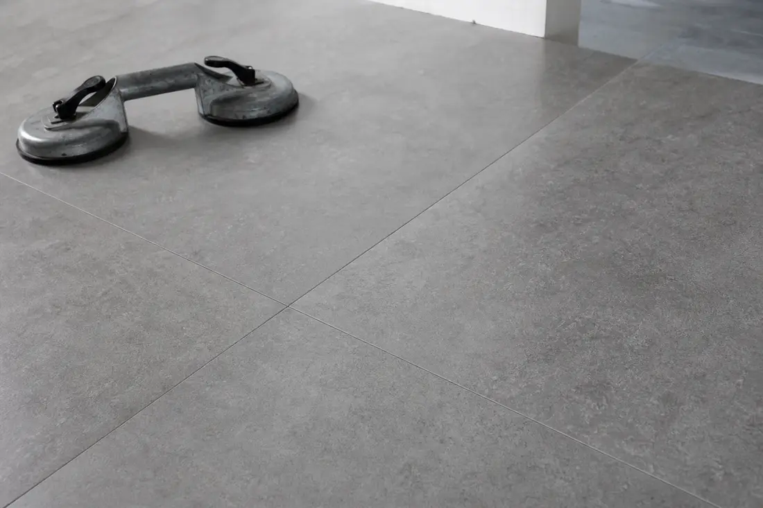 Exemple : grand format de grès cérame posé au sol, illustration pour comparer carrelage et parquet