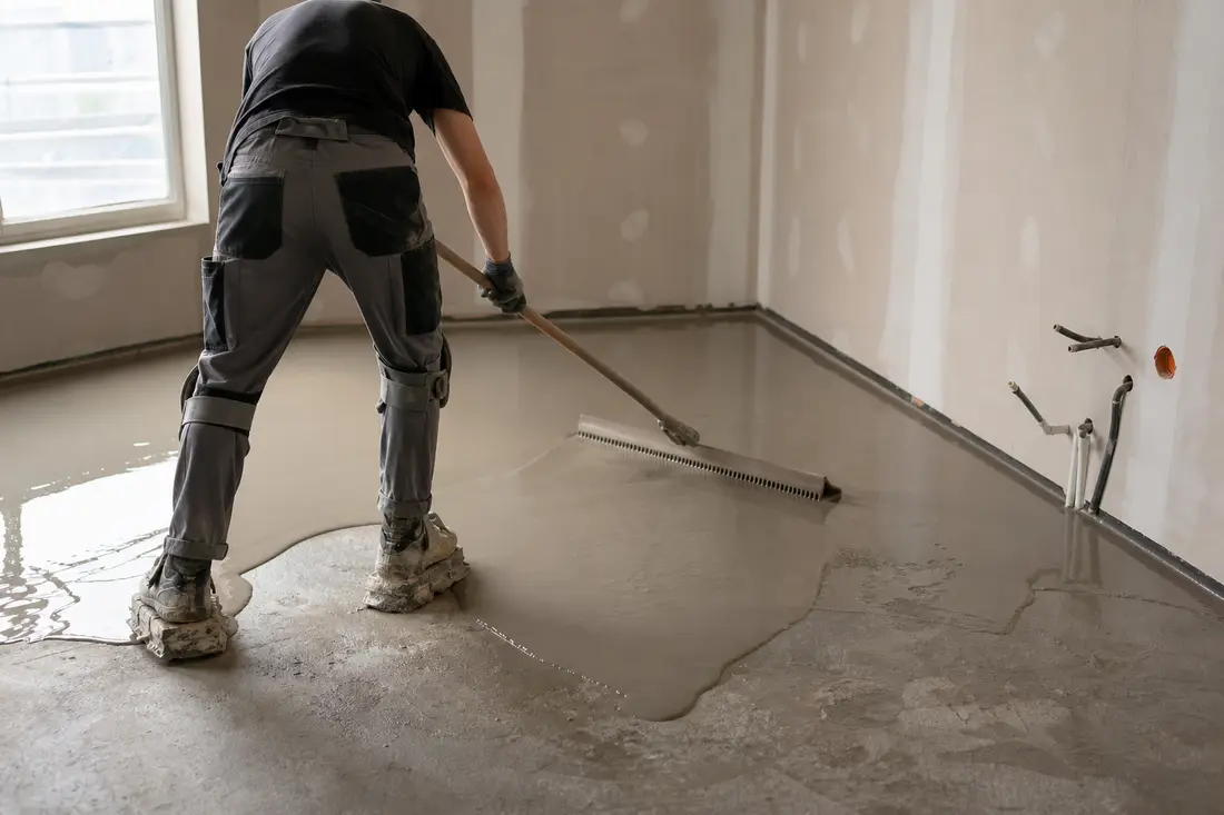 Exemple : surface de ragréage fraîchement tirée avant pose de carrelage, illustration de préparation de support