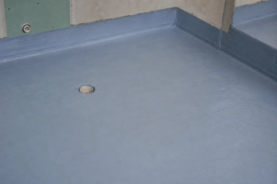Exemple : bande d’étanchéité liquide appliquée en angle de salle de bain avant carrelage, illustration technique