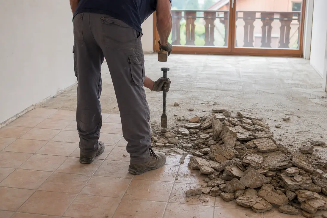 Exemple : dépose d’ancien carrelage révélant le support, illustration de chantier