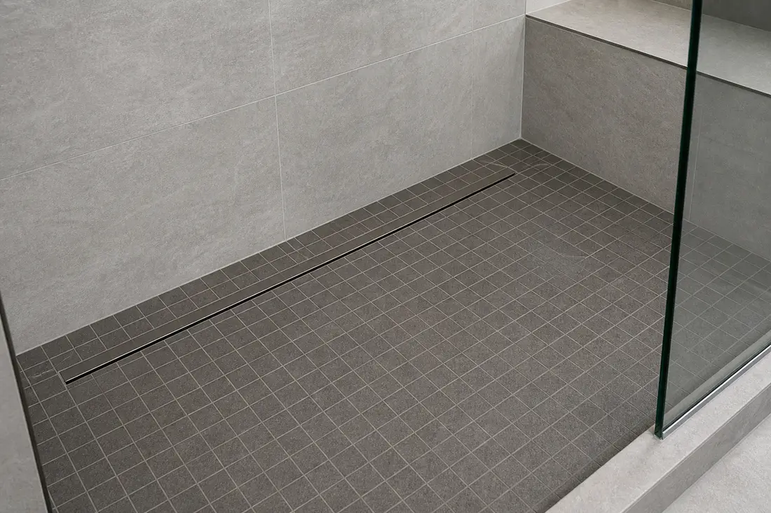 Exemple : douche à l’italienne carrelée avec pente vers la bonde, illustration