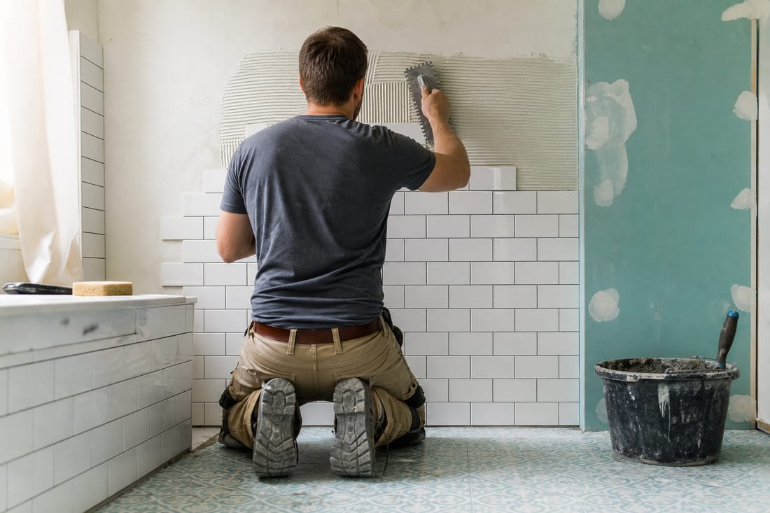 Exemple : pose de faïence murale à la spatule crantée