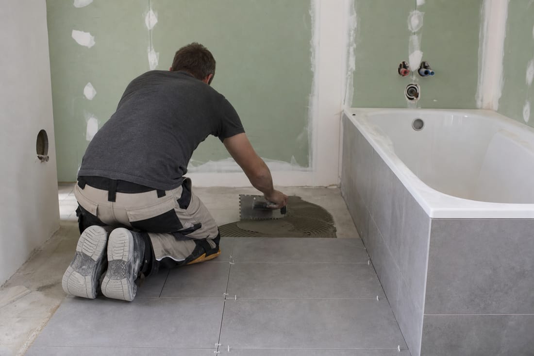 Exemple : carreleur rénovant une salle de bain